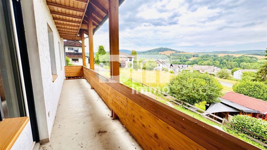 Hochwertiges 1-2 Familienhaus mit großem Garten in erhobener Ortsrandlage mit Panoramablick - EG Balkon 1